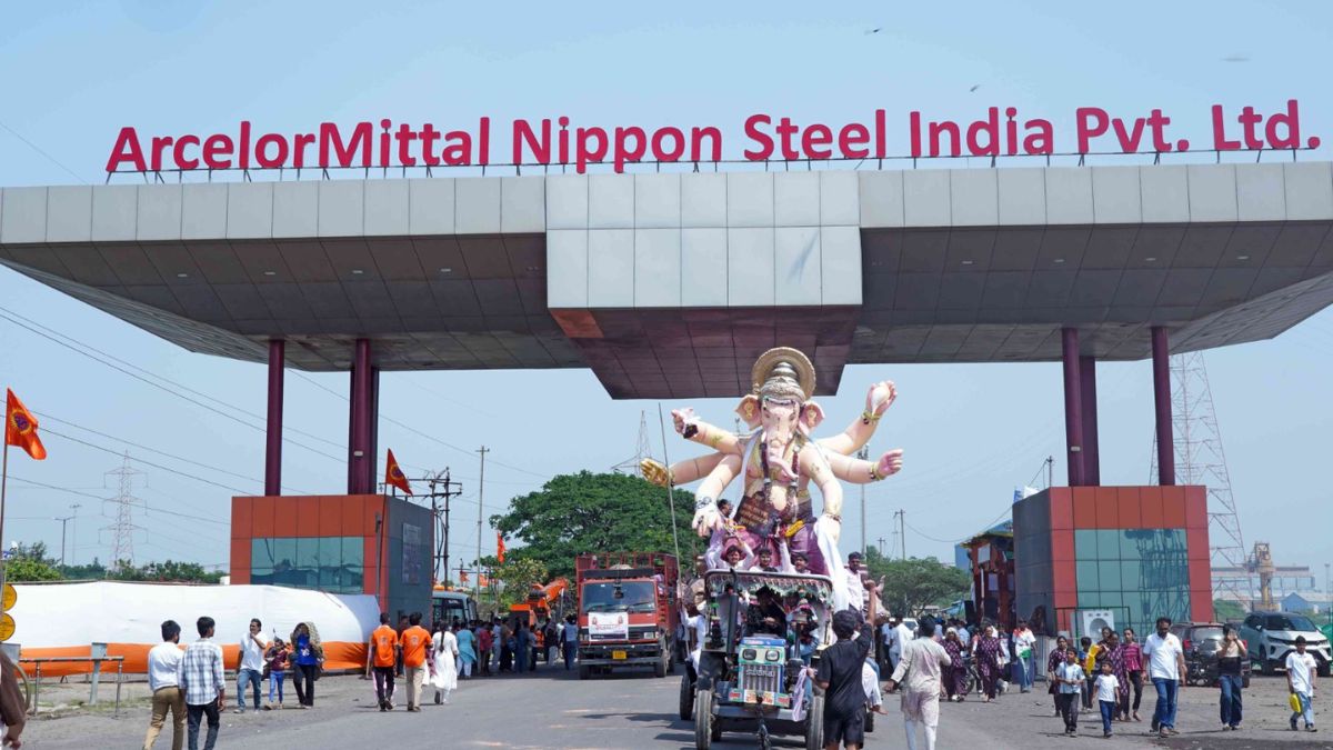 AM/NS India Partners with Surat Police for Sustainable Ganesh Visarjan in Hazira